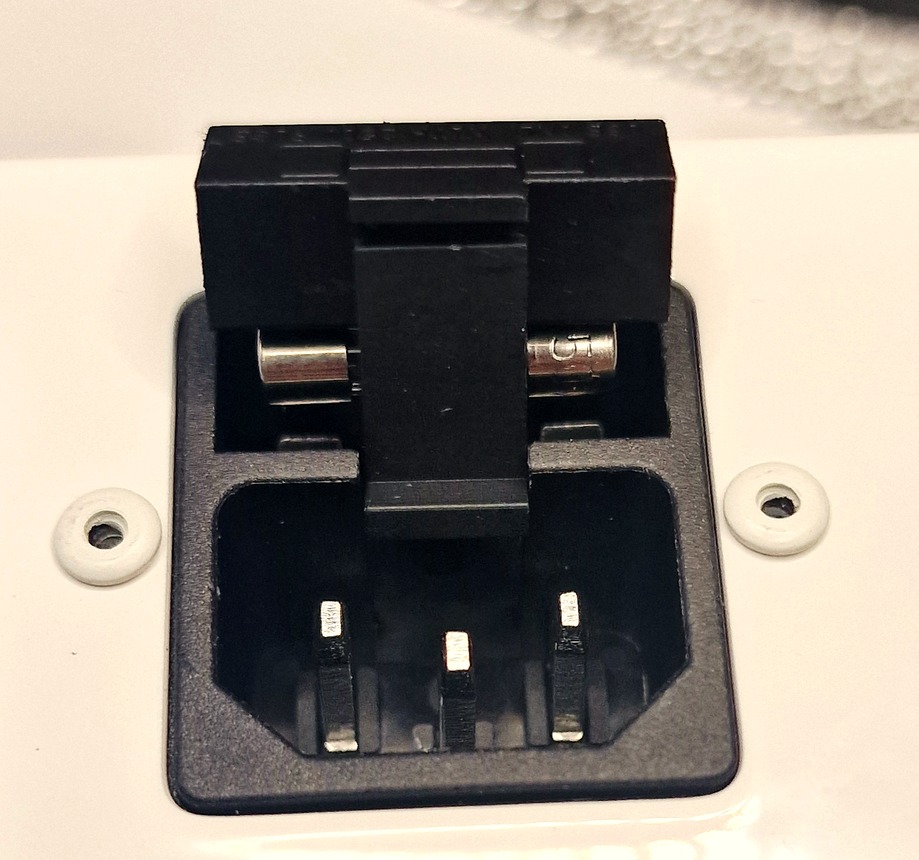 Dettaglio portafusibile SOL-7000 con fusibili sostituibili